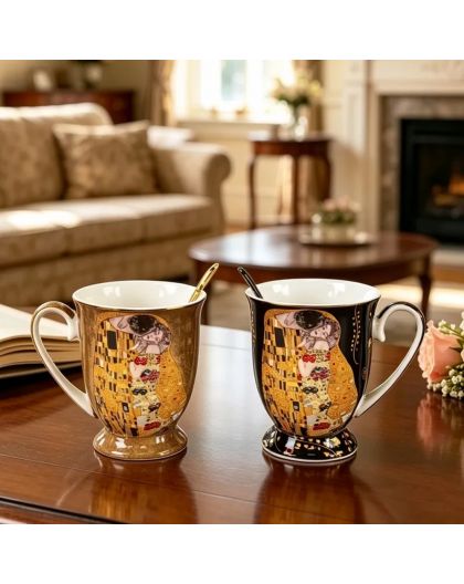 Set of two gift cups with spoons, Gustav Klimt, The Kiss, gold and black – 280 ml